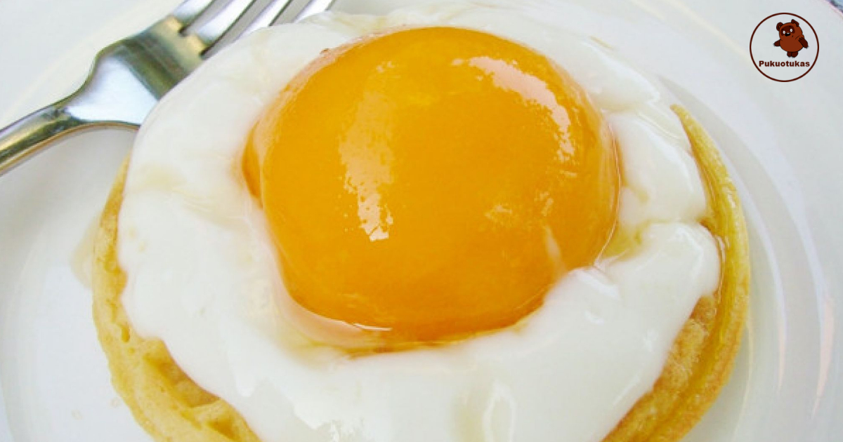 омлет с яблоками на сковороде. омлет с медом. яблочный омлет. десерт глазунья. омлет сладкий с яблоками.