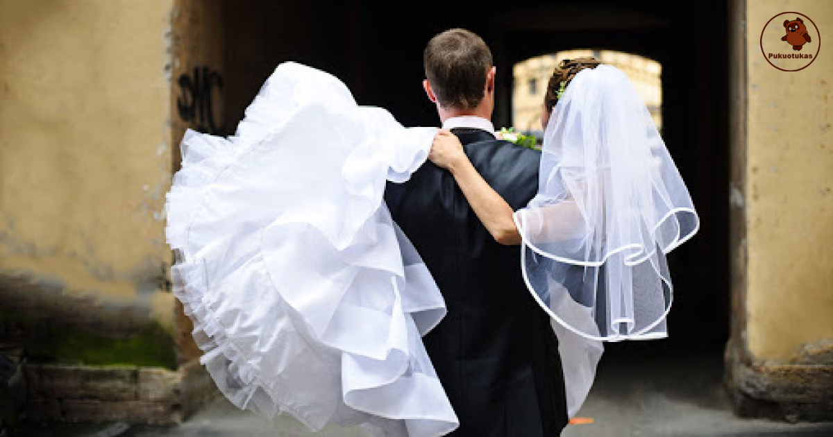 Измена русской невесты. Жених и невеста. Невеста на руках у жениха. Несет невесту. Фото невесты.