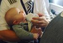 Ši istorija apie suomių pilotą, skrydžio metu maitinantį kūdikį ant rankų, visus tiesiog sužavėjo