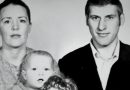 Kai man buvo dveji, motina mane paliko tėvui ir ligotai močiutei, atsimenu tą dieną. Aš neverkiau, tiesiog nesupratau, kad ji mus palieka. Atsimenu liūdną tėvą ir močiutę…