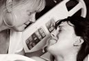 Visi žiūri į naujagimį ir tik mama žiūri į savo dukterį