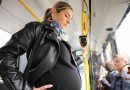 Visas autobusas tyliai žiūrėjo, kaip bjauri bobšė reikalavo manęs nėščios užleisti jai vietą