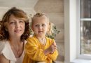 Mes įsivaikinome 4 metų mergaitę — po mėnesio ji priėjo prie manęs ir pasakė: „Mama, nepasitikėk tėčiu“