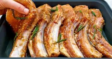 Sultingi ir labai skanūs šonkauliai su aromatingomis bulvėmis sotiems pietums ar vakarienei