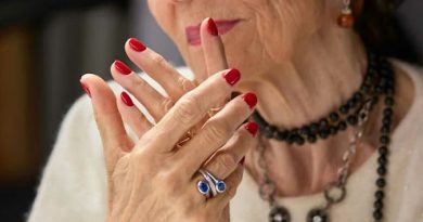Kam moteriai virš 60-ies darytis manikiūrą – vis tiek juk nebepasidarys gražesnė