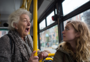 Senjorė autobuse pradėjo agresyviai elgtis ir įžeidinėti jauną merginą, bet tada mergina neapsikentė ir …