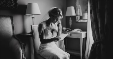 Priešvestuvinė sumaištis buvo pačiame įkarštyje, kai į nuotakos kambarį įėjo mama, rankose drebėdama laikydama voką su laišku