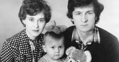 Kai man buvo dveji, motina mane paliko tėvui ir ligotai močiutei, atsimenu tą dieną. Aš neverkiau, tiesiog nesupratau, kad ji mus palieka. Atsimenu liūdną tėvą ir močiutę…