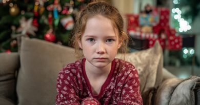 «Anūkei dovanų nedovanosiu,» — pasakė anyta mūsų įdukrai per šeimos šventę. Vakare ėmėmės veiksmų, ir jau ryte ji buvo pati mylimiausia močiutė su dovanomis…