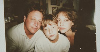 Tėvai mane išmetė iš šeimos, kai man buvo 10 metų — ir sugrįžo tik tada, kai tapau sėkmingas, o jie atėjo visai ne dėl to, apie ką svajojau vaikystėje…