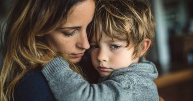 Mano penkerių metų sūnus tyliai pasakė: „Mama, močiutė sakė, kad aš esu svetimas… ir liepė niekam apie tai nesakyti“. Man viskas viduje apsivertė…