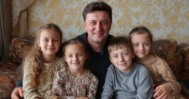 Aš įsivaikinau keturis brolius ir seseris, kuriuos ketino išskirti. O po metų mano namų slenksčio sulaukiau nepažįstamos moters, kuri papasakojo tiesą apie jų tėvus…