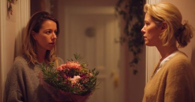 Aš dvejus metus susitikinėjau su vaikinu, kuris yra penkeriais metais jaunesnis už mane, bet susitikus su jo tėvais, jo mama pažvelgė į mane ir sušuko: “Dieve, tu esi tos moters duktė…”