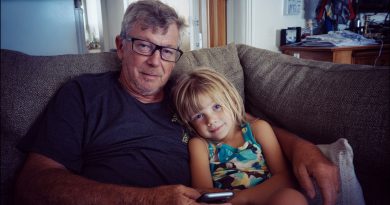 Aš užauginau savo anūkę po to, kai jos šeima žuvo avarijoje. O po 20 metų ji man atnešė raštelį, kuris atskleidė tiesą apie tą vakarą ir tą baisią avariją…