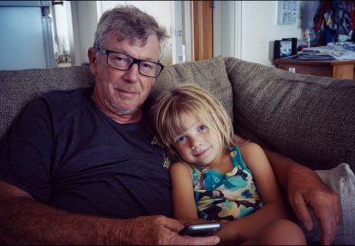 Aš užauginau savo anūkę po to, kai jos šeima žuvo avarijoje. O po 20 metų ji man atnešė raštelį, kuris atskleidė tiesą apie tą vakarą ir tą baisią avariją…