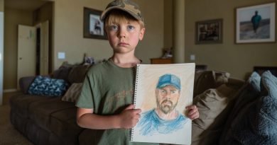 Mano sūnus vis piešė tą patį vyrą — ir vieną dieną jis pasibeldė į mūsų duris…