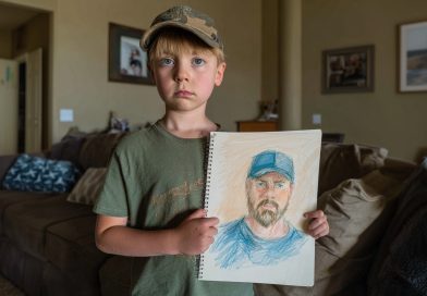 Mano sūnus vis piešė tą patį vyrą — ir vieną dieną jis pasibeldė į mūsų duris…