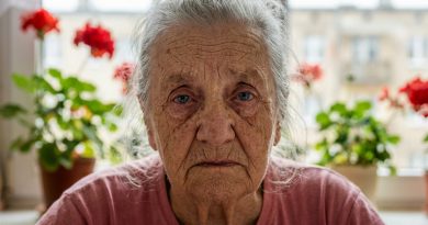 Sūnus ir dukra pasidalijo rūpinimąsi manimi – sūnus moka už vaistus, dukra ateina savaitgaliais. Jei kas nors manęs paklaustų, kada tiksliai nustojau būti mama ir tapau problema, kurią reikia išspręsti, atsakyčiau – ketvirtadienį, rugsėjo keturioliktąją…