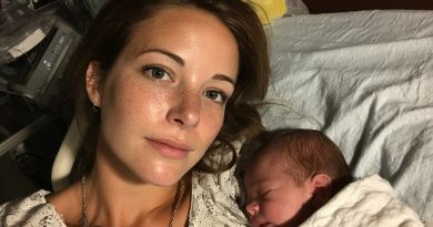 „Paskambinau mamai iš karto po dukros gimimo. Ji pasakė, kad užsiėmusi sesers gimtadieniu. Sesuo suriko, kad aš sugadinau šventę. Kitą dieną jos stovėjo prie mano palatų. Bet iš karto supratau — atvedė jas ne gėda”