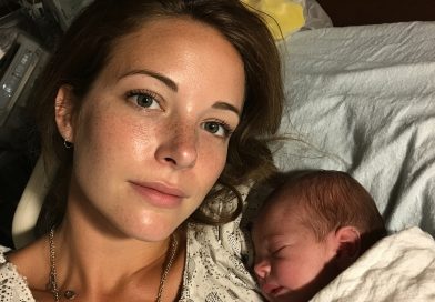 „Paskambinau mamai iš karto po dukros gimimo. Ji pasakė, kad užsiėmusi sesers gimtadieniu. Sesuo suriko, kad aš sugadinau šventę. Kitą dieną jos stovėjo prie mano palatų. Bet iš karto supratau — atvedė jas ne gėda”