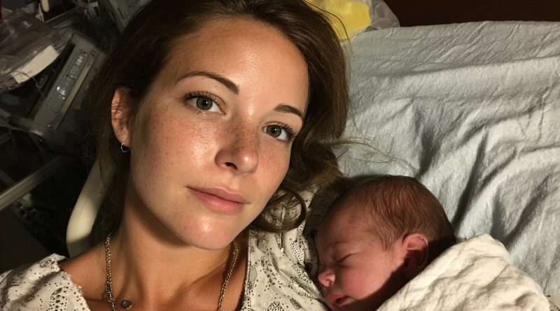 „Paskambinau mamai iš karto po dukros gimimo. Ji pasakė, kad užsiėmusi sesers gimtadieniu. Sesuo suriko, kad aš sugadinau šventę. Kitą dieną jos stovėjo prie mano palatų. Bet iš karto supratau — atvedė jas ne gėda”