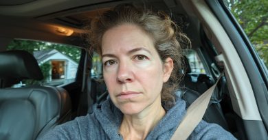 Mano brolis įkalbėjo mamą paskirti jam butą mainais už viso gyvenimo priežiūrą. Pirmaisiais metais jis atėjo kiekvieną dieną. Paskui kartą per savaitę. Po to kartą per mėnesį. Pirmadienio rytą paskambino kaimynė…