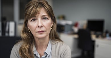 Viršininkas mane atleido, kad galėtų pasodinti savo dukterį į mano vietą. Prieš išeinant man davė šūsnį dokumentų ir savaitę laiko… tačiau ataskaitos dieną prisipažinau tai, ko jie tikrai nesitikėjo…