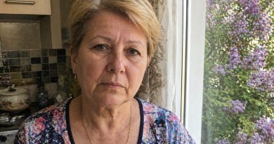 Sūnus paprašė, kad nevažiuočiau į jo vestuves užsienyje — pasakė, kad žmonos šeima yra „iš kito pasaulio” ir jausiuosi nepatogiai. Savaitę po vestuvių atėjo siuntinys iš jo uošvės…