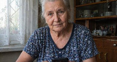 Sūnus nupirko man gimtadienio proga naują telefoną. Gražų, brangų. Po savaitės paaiškėjo, kad įdiegė programėlę, kuri jam persiunčia mano skambučių sąrašą