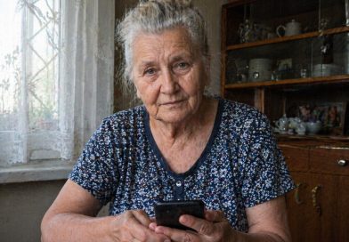 Sūnus nupirko man gimtadienio proga naują telefoną. Gražų, brangų. Po savaitės paaiškėjo, kad įdiegė programėlę, kuri jam persiunčia mano skambučių sąrašą