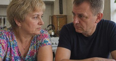 Sūnus pakvietė mus su vyru pietauti į restoraną. Kai padavėjas paėmė lėkštes, sūnus išsitraukė dokumentus ir pasakė, kad turi su mumis rimtai pasikalbėti…