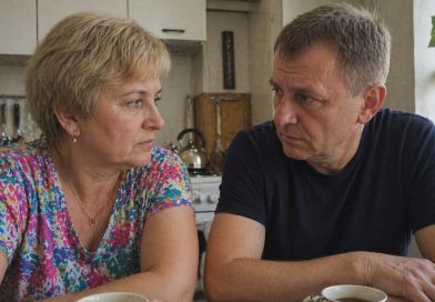 Sūnus pakvietė mus su vyru pietauti į restoraną. Kai padavėjas paėmė lėkštes, sūnus išsitraukė dokumentus ir pasakė, kad turi su mumis rimtai pasikalbėti…