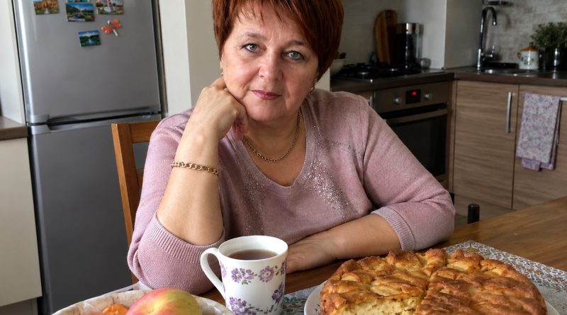 Žmona savaitgaliui išvyko pas draugę, o pas mane netikėtai atėjo uošvė. Ji atsinešė naminio pyrago, buvo neįprastai maloni ir pasakė norinti rimtai pasikalbėti. Kai išgirdau, ko ji prašo, iš pradžių net nesupratau, ar ji kalba rimtai…