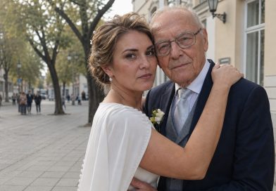 Ištekėjau už vyresniojo vyro dėl priežasčių kurios nebuvo meilė. Prisipažįstu. Ir jis žinojo. Ko nežinojo nei vienas — kas nutiks po to. Ką advokatas man įteikė kartoninėje dėžutėje, savaitę po laidotuvių, pakeitė viską…