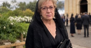 Po 35 metų kartu gyvenimo mano vyras man neištikimas ir mes išsiskyrėme. Per jo laidotuves prie manęs priėjo nepažįstama moteris ir paklausė: „Ar jūs iš tikrųjų suprantate, ką jūsų vyras jums padarė?”