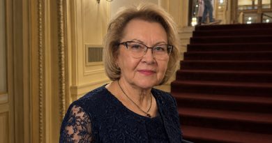 Atsisakiau savaitgalį sėdėti su anūkais, nes nusipirkau bilietą į teatrą, o dukra jiems per garsiakalbį pasakė: „Močiutė jūsų nemyli ir šiandien pasirinko save vietoje jūsų.”