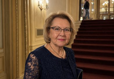 Atsisakiau savaitgalį sėdėti su anūkais, nes nusipirkau bilietą į teatrą, o dukra jiems per garsiakalbį pasakė: „Močiutė jūsų nemyli ir šiandien pasirinko save vietoje jūsų.”