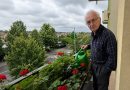 Anūkas atvažiavo netikėtai, apglėbė taip, kaip seniai niekas nebuvo glėbęs, ir pasakė, kad pasiilgo. Užviriau kavos, ištraukiau paskutinius saldainius. O paskui jis pažiūrėjo į mane ir ištarė: „Seneli, atvažiavau todėl, kad turiu tau kai ką pasakyti…”