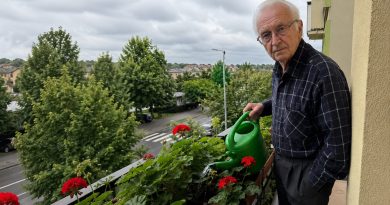Anūkas atvažiavo netikėtai, apglėbė taip, kaip seniai niekas nebuvo glėbęs, ir pasakė, kad pasiilgo. Užviriau kavos, ištraukiau paskutinius saldainius. O paskui jis pažiūrėjo į mane ir ištarė: „Seneli, atvažiavau todėl, kad turiu tau kai ką pasakyti…”