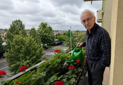 Anūkas atvažiavo netikėtai, apglėbė taip, kaip seniai niekas nebuvo glėbęs, ir pasakė, kad pasiilgo. Užviriau kavos, ištraukiau paskutinius saldainius. O paskui jis pažiūrėjo į mane ir ištarė: „Seneli, atvažiavau todėl, kad turiu tau kai ką pasakyti…”