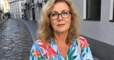 Po beveik trisdešimties santuokos metų mano vyras staiga tapo kitu žmogumi. Sulieknėjo, pakeitė aprangos stilių, pradėjo vėlai grįžti iš sporto salės ir vis dažniau slėpti telefoną. Aš save įtikinėjau, kad jis tiesiog išgyvena amžiaus krizę. Kol viena frazė neapvertė mano gyvenimo aukštyn kojomis…