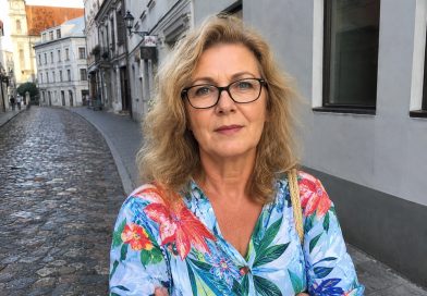 Po beveik trisdešimties santuokos metų mano vyras staiga tapo kitu žmogumi. Sulieknėjo, pakeitė aprangos stilių, pradėjo vėlai grįžti iš sporto salės ir vis dažniau slėpti telefoną. Aš save įtikinėjau, kad jis tiesiog išgyvena amžiaus krizę. Kol viena frazė neapvertė mano gyvenimo aukštyn kojomis…