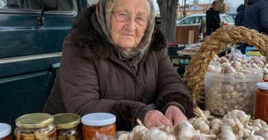 Priėjau nusipirkti česnakų iš gatvėje sėdinčios močiutės, kai staiga už mano nugaros pasigirdo grėsmingas vyriškas balsas…