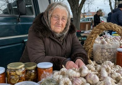 Priėjau nusipirkti česnakų iš gatvėje sėdinčios močiutės, kai staiga už mano nugaros pasigirdo grėsmingas vyriškas balsas…
