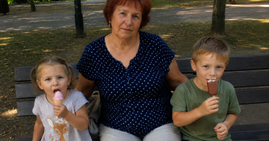 Dukra kasryt atveždavo man vaikus septintą valandą, o pasiimdavo tik po aštuntos vakaro. Aš mylinčiai jais rūpinausi ir tylėjau, nes maniau: šeimai reikia padėti. Bet vieną dieną išgirdau, kaip ji draugei sako: „Mama vis tiek nieko nedaro, jai net naudinga turėti kuo užsiimti.” Ilgai kentėjau, bet tą kartą nesusilaikiau ir padariau tai, ko pati iš savęs nesitikėjau…
