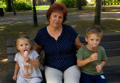 Dukra kasryt atveždavo man vaikus septintą valandą, o pasiimdavo tik po aštuntos vakaro. Aš mylinčiai jais rūpinausi ir tylėjau, nes maniau: šeimai reikia padėti. Bet vieną dieną išgirdau, kaip ji draugei sako: „Mama vis tiek nieko nedaro, jai net naudinga turėti kuo užsiimti.” Ilgai kentėjau, bet tą kartą nesusilaikiau ir padariau tai, ko pati iš savęs nesitikėjau…