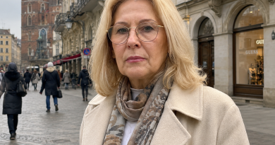 Mano vyras paliko mane būdamas šešiasdešimties ir pasakė, kad aš „užgesau kaip moteris“. Po mėnesio sutikau jį parduotuvėje su jo „jauna ir žydinčia žmona“. Ji pažvelgė į mane su panieka ir nusišypsojo. Pajutau, kaip man dreba lūpos, o paskui susikaupiau ir pasakiau jai sakinį, po kurio šypsena dingo iš jos veido…