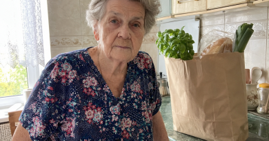 Penkerius metus kiekvieną šeštadienį nešiau produktus savo 85 metų kaimynei iš trečio aukšto. Po jos laidotuvių notarė padėjo prieš mane aplanką, o pirmame lape pamačiau savo vardą ten, kur jo neturėjo būti…