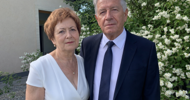 Mano tėvas antrą kartą vedė būdamas septyniasdešimt dvejų metų, ir mes manėme, kad jo naujoji žmona taikosi į palikimą. Bet laidotuvių dieną ji neišsivežė nė vieno daikto. Tik prieš išeidama įdėjo man į ranką raktą ir pasakė…