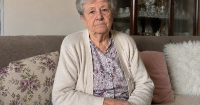 Anūkas parėjo iš mokyklos ir nuo durų paklausė: „Močiut, ar tiesa, kad tave greitai išveš į senelių namus?” Pagalvojau, kad jis kažką sumaišė ar neteisingai supratau suaugusiųjų pokalbį. Bet tada jis pridūrė, ir kiti jo žodžiai mane sušaldė…